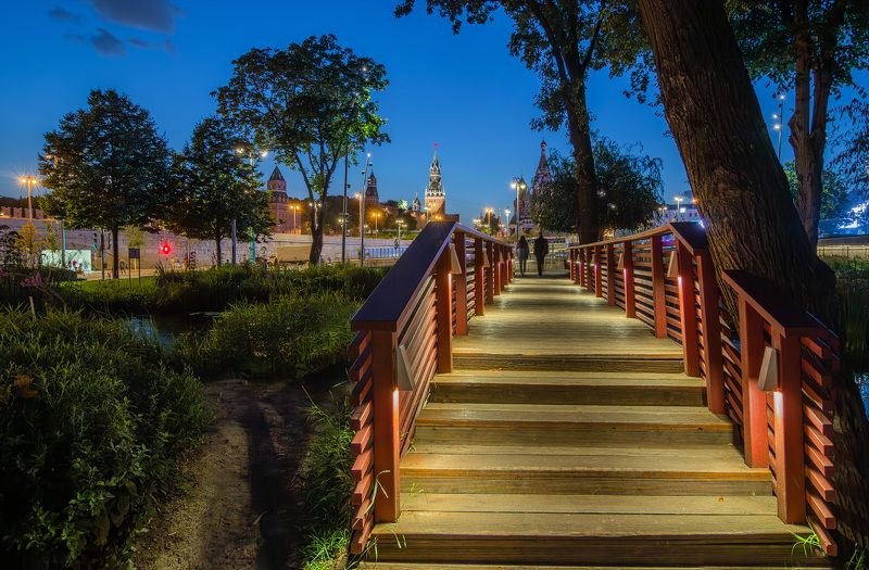 москва, кремль, зарядье, вечер, мостик, парочка Московский вечер II фото превью