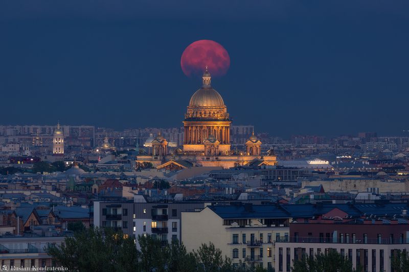 Восход Луны свозь смог и облака