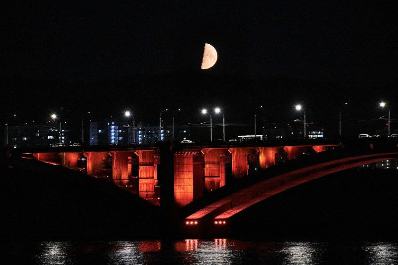 красноярск, луна Половинка луны фото превью