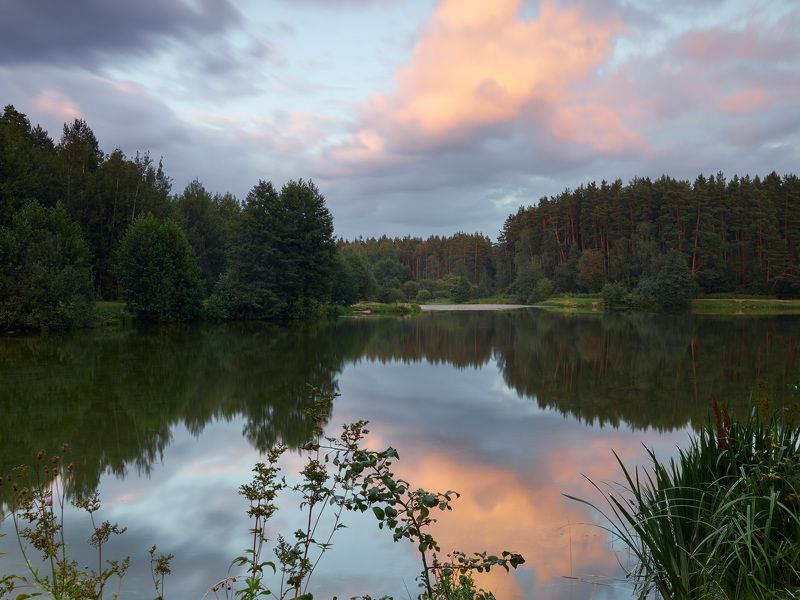 Закат на лесном озере фото превью