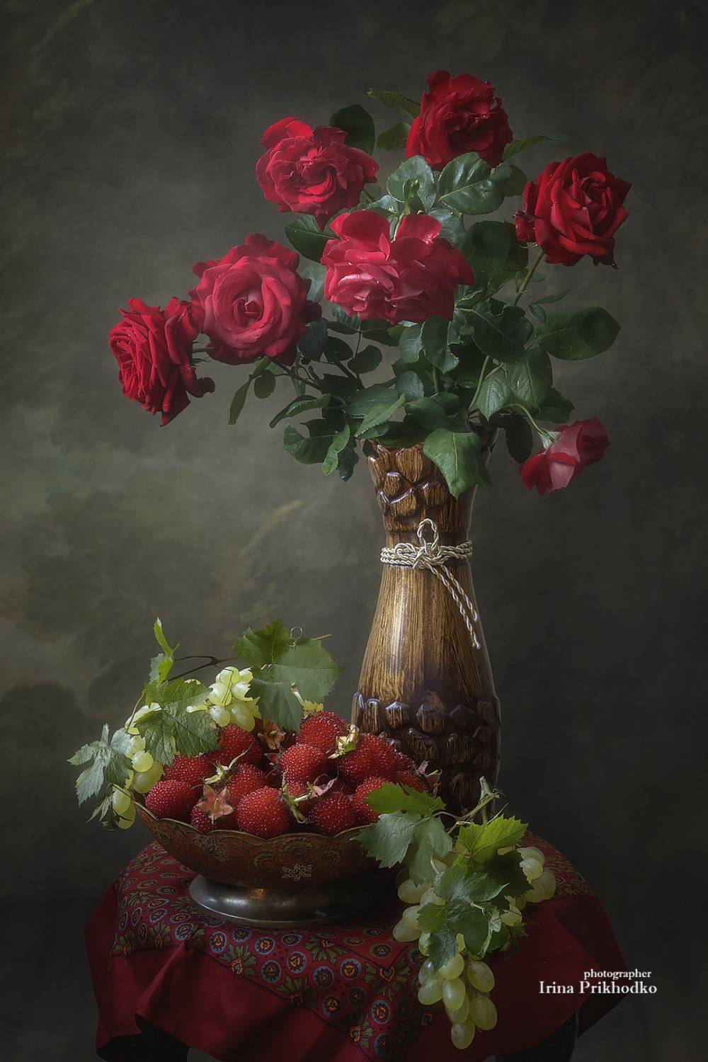 натюрморт, розы, букет, садовые цветы, лето, тибетская малина, виноград, фрукты, Приходько Ирина
