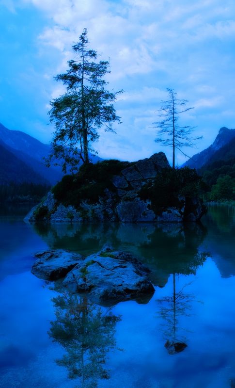 Озеро в голубых тонах фото превью