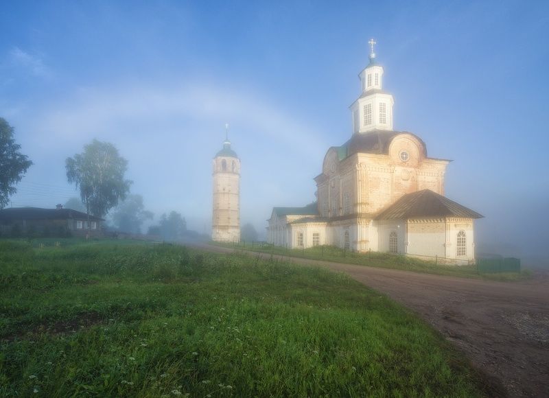 Туманная радуга над храмом фото превью