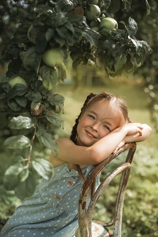 детская фотосессия, девочка, фотосессия на улице, фотосессия с яблоней  фото превью