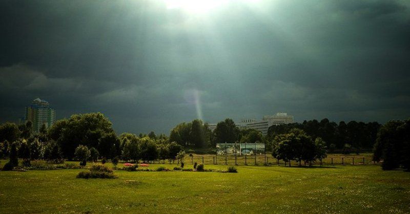 город, гроза перед грозой... фото превью