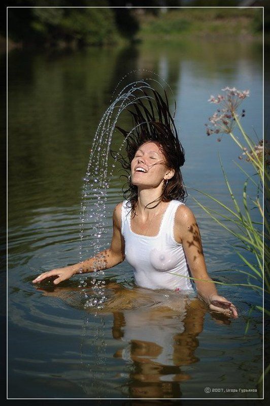 n21015m, девушка, волосы, брызги, река Речная нимфа фото превью