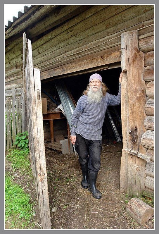 Портрет в деревенском интерьере. фото превью