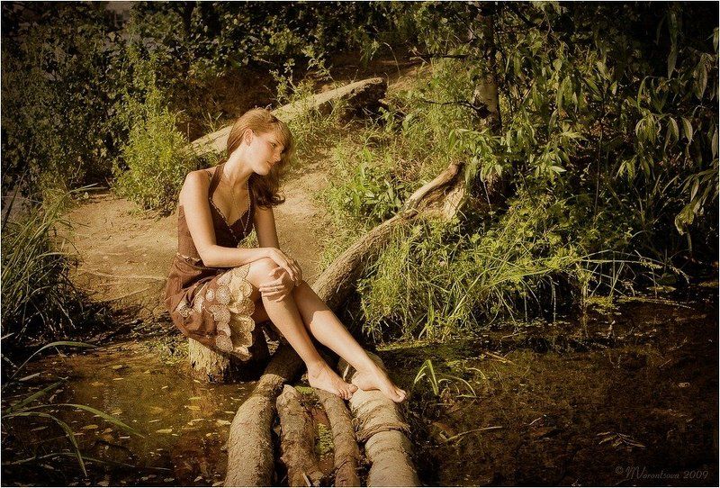 Портрет девушки у пруда фото превью