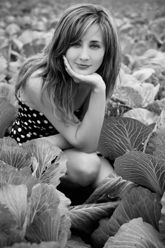 девушка, чб, капуста, поле, лето, пригород, природа, сельское в капусте фото превью