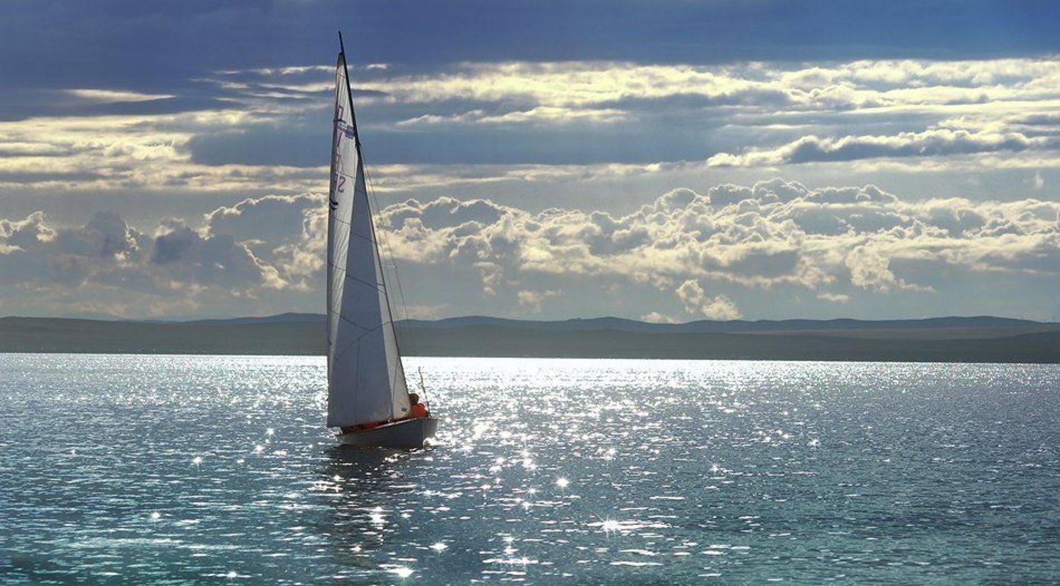 беле, блики, Большой, вода, Волны, Голубой, Далекий, дорожка, зайчики, Красивый, облака, озеро, отдых, отражения, парус, парусник, пейзаж, Плавать, Плыть, Природа, путешествия, Светлый, Сибирь, солнце, туризм, тучи, хакасия, Широкий, Яркий, яхта, Дмитрий Антипов