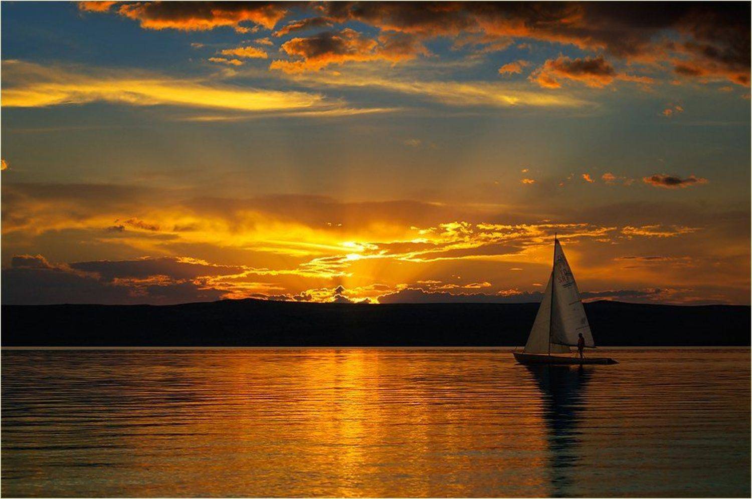 беле, Вечер, вода, Волны, дорожка, Желтый, закат, Идти, Красивый, Красный, Одинокий, озеро, Оранжевый, отдых, отражения, парус, парусник, пейзаж, Плавать, Плыть, Поздний, Природа, путешествия, Синий, солнце, туризм, тучи, хакасия, Яркий, яхта, Дмитрий Антипов