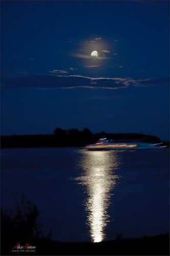 Лунная дорожка блистает серебром