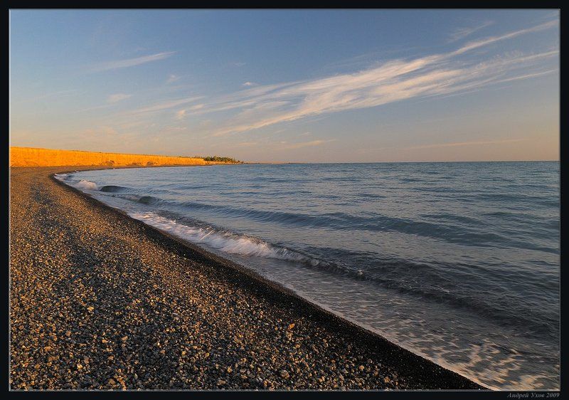 лето,озеро,берег,утро,волны,обрыв,облака,отдых,галька Пустынный пляж фото превью