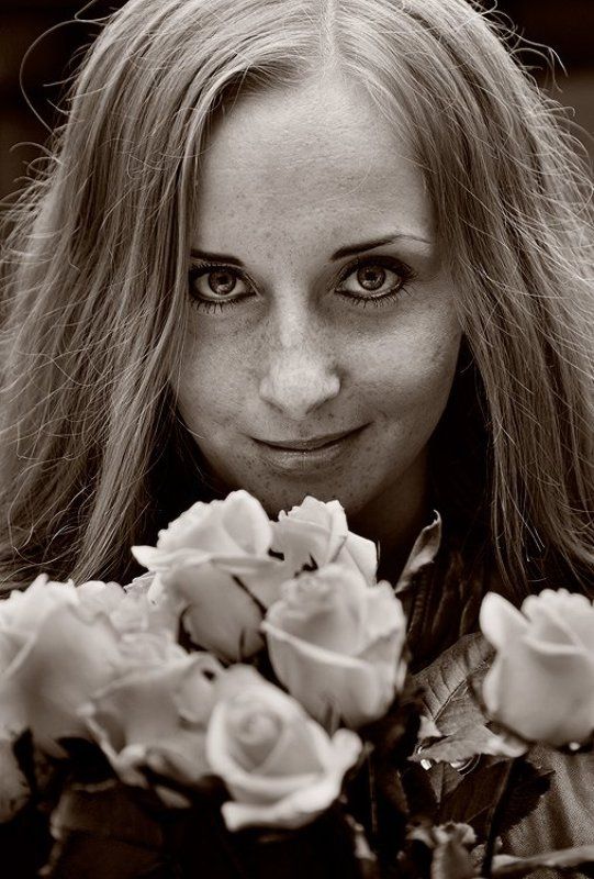 девушка, портрет, сепия Девушка с розами фото превью