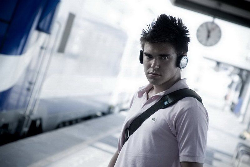 платформа, поезд, электричка, парень, наушники, прическа, хаер, кок, ирокез, часы Без пяти шесть фото превью