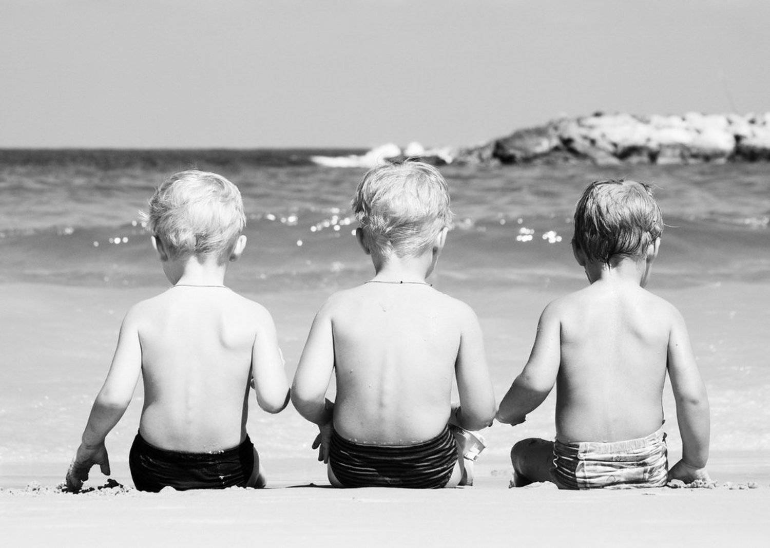 дети, трое, троца, пляж, море, песок, волны, камни, небо, Егор Кочуров