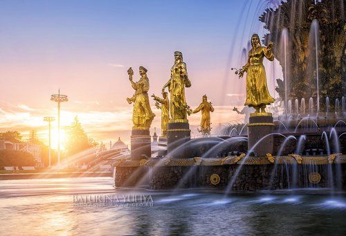 Золотые девушки фонтана