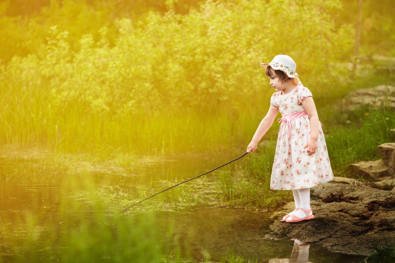 Вода, Водоём, Гольфы, Девочка, Зелень, Лето, Озеро, Палка, Платье, Пруд, Рыбалка, Сандали, Софи, Трава, Удочка, Шляпка Sophy фото превью