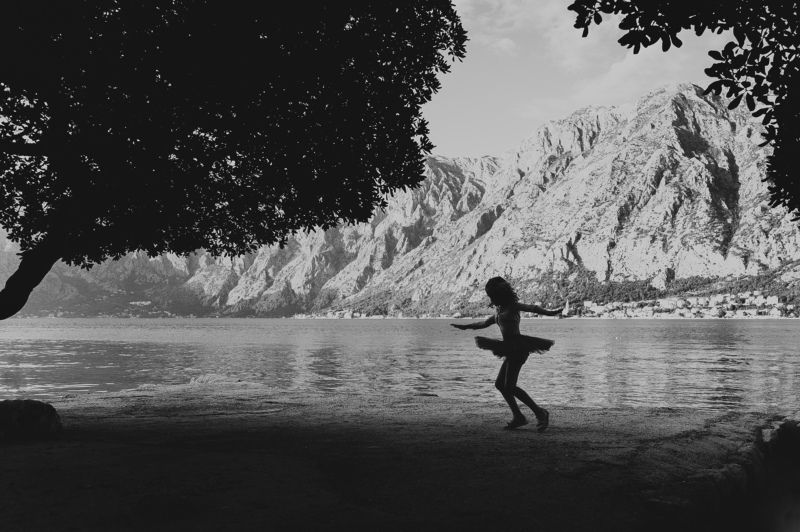 Танцующая на берегу фото превью