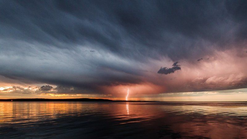 молния, гроза, вода, отражение Первая летняя гроза фото превью