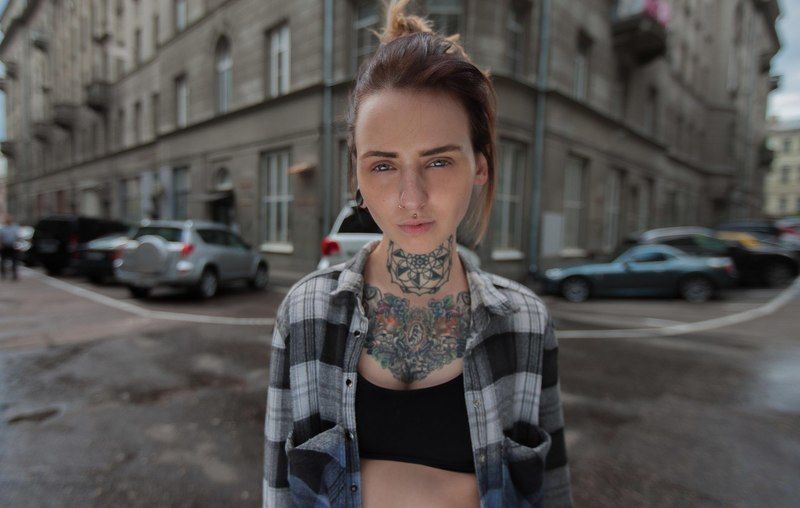 тату, татуировки, девушка, город, улица, машины, линии, композиция, взгляд, рубашка Аня фото превью