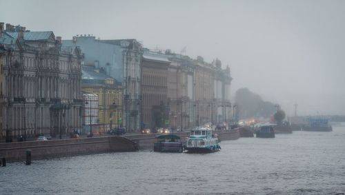 Хмуро.