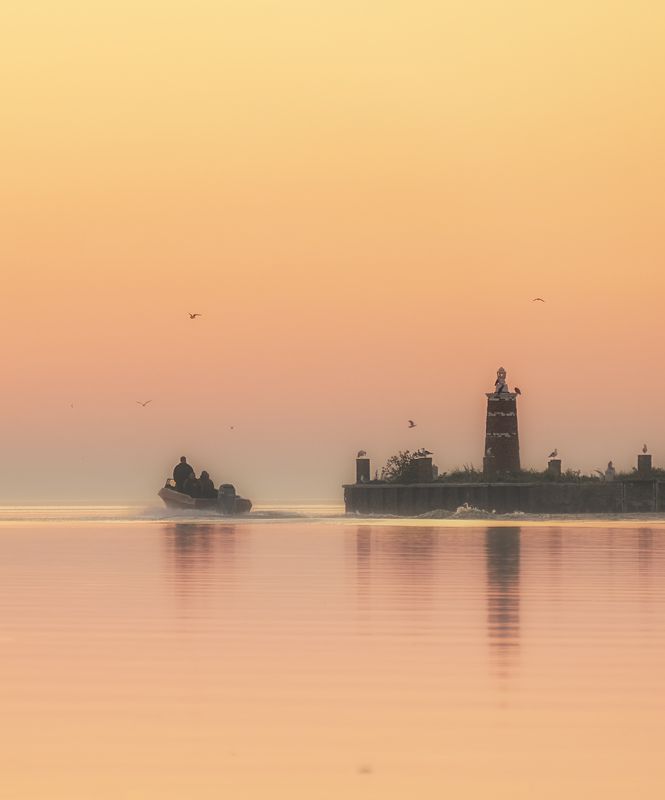 расвет,пейзаж,утро,туман,балтика,куршская коса,маяк на рассвете фото превью