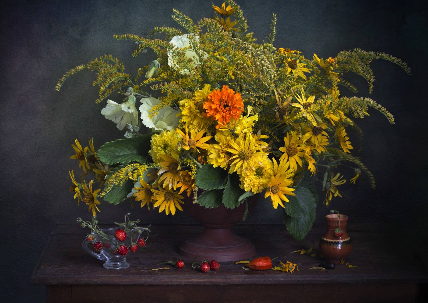 букет цветов, натюрморт, жёлтые, клубника, осень, Зимина Лионелла
