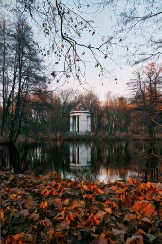 Ротонда в заброшенном парке