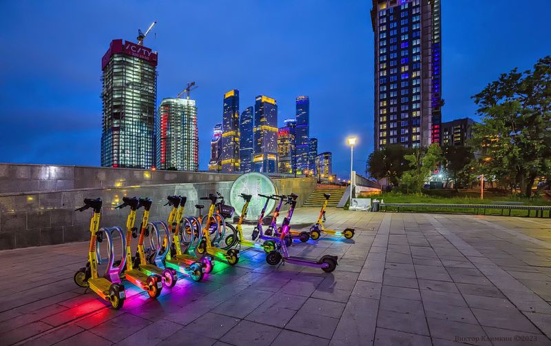 вечер, москва, самокаты, огни Цветные самокаты фото превью