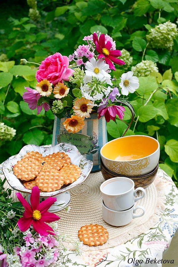 пиалы, лейка,цветы, сад, лето, Бекетова Ольга