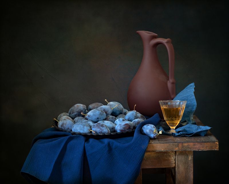 натюрморт, фрукты, сливы Вино из слив фото превью