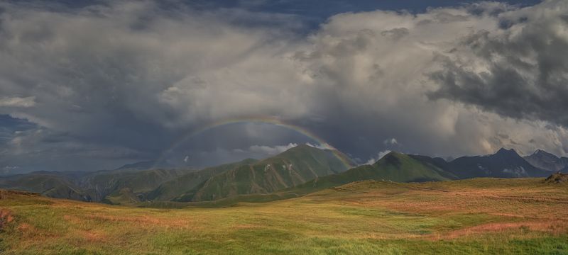 Радужное явление в горах фото превью
