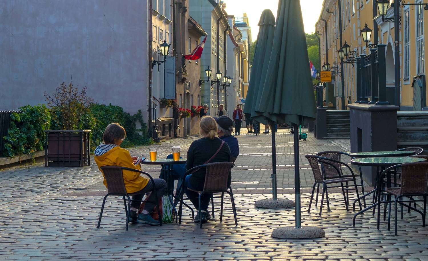 рига , латвия,путешествия,город, старая рига,лето,фонари,пиво,люди,архитектура,кафе,, Антонина Яновска