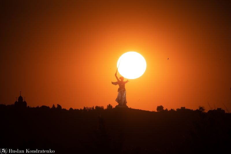 волгоград, родина-мать, прострел, композитная фотография, time blending Родина-мать на фоне заходящего Солнца фото превью