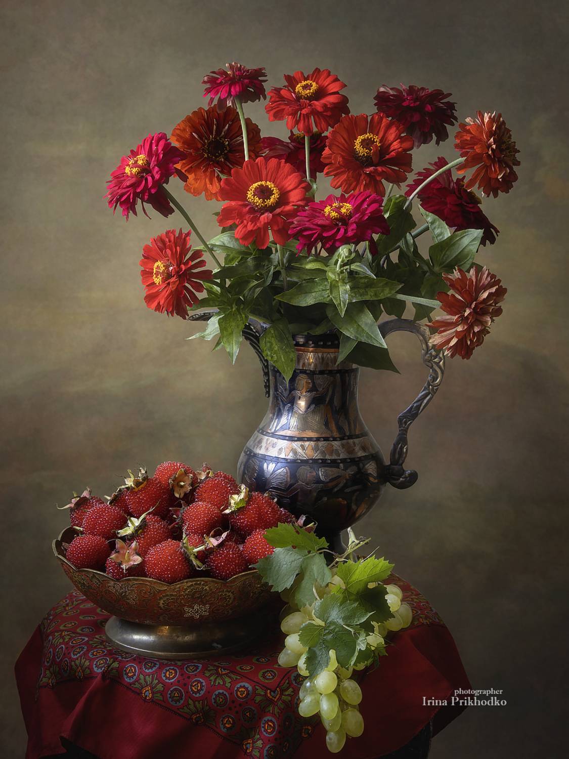 натюрморт, лето, цветы, букеты, циннии, ягоды, ежеклубника, виноград, Приходько Ирина