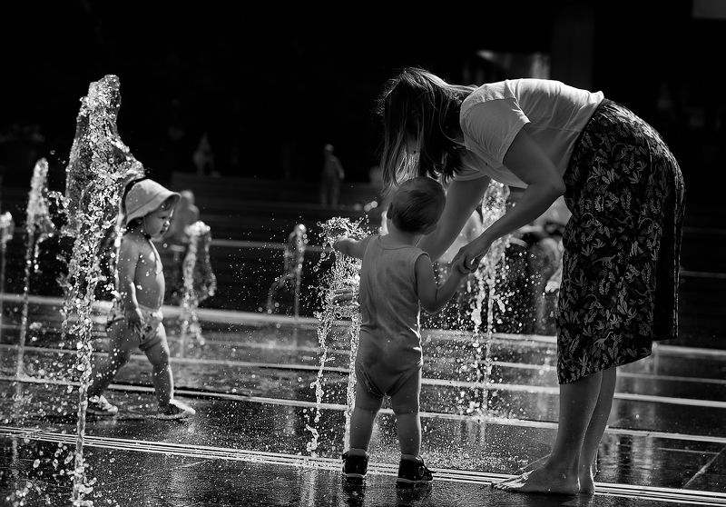 чб фото, лето, дети и фонтаны, уличное фото, городские картинки Фонтанное настроение фото превью