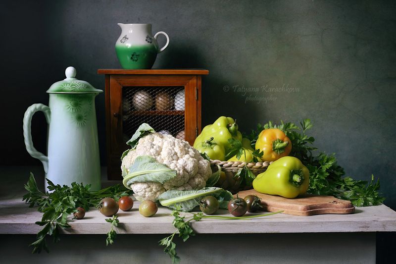 натюрморт, цветная капуста,  овощи, подставка для яиц, виноград, сливы Кухаркины картинки. С подставкой для яиц фото превью