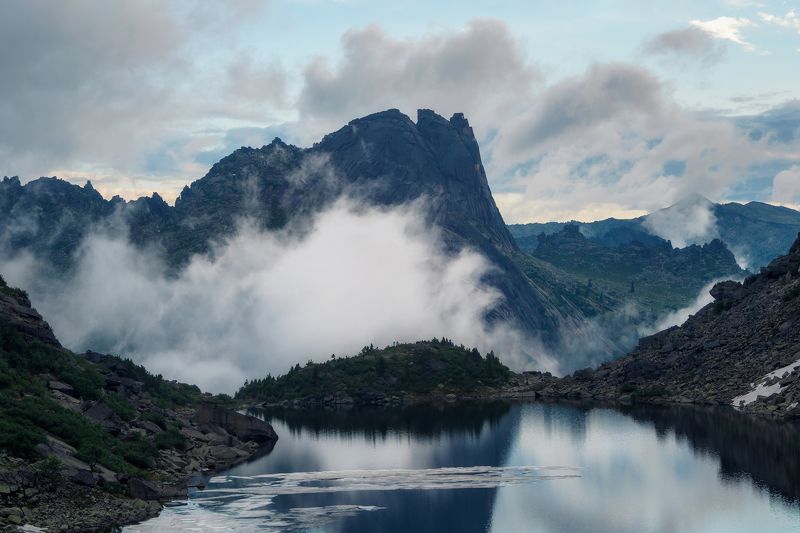 ергаки саяны озеро путешествие туризм горы сибирь горныйтуризм Новое утро прекрасного дня на озере Горных Духов. Ергаки. Западные Саяны. фото превью