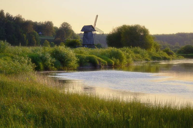 У озера фото превью