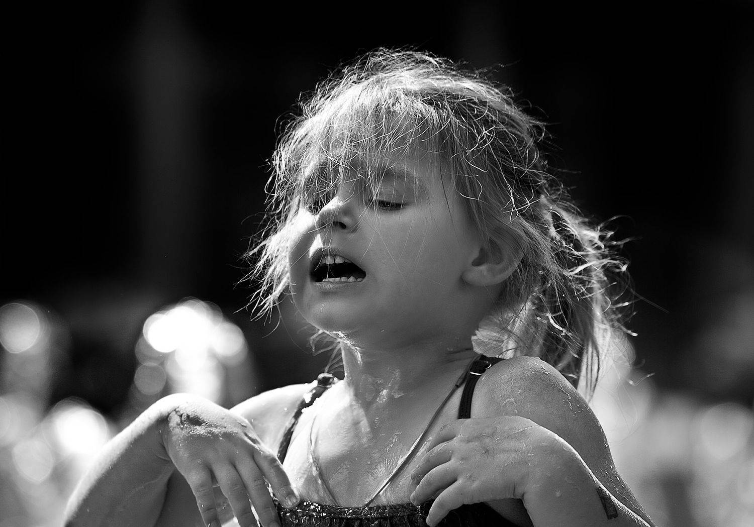 чб фото, дети, уличный детский портрет, девочка, лето, дети и фонтаны, настроение, эмоции; уличное фото, Vera Trandina