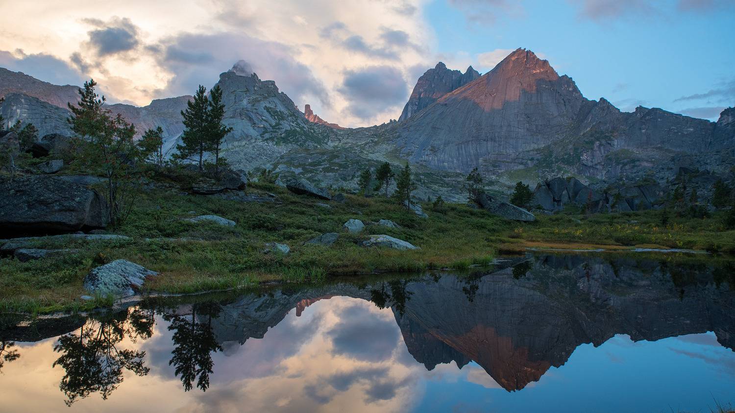 ергаки, вечер, горы, скалы, озеро, отражение, луч, август, лето, Юрий Мальцев
