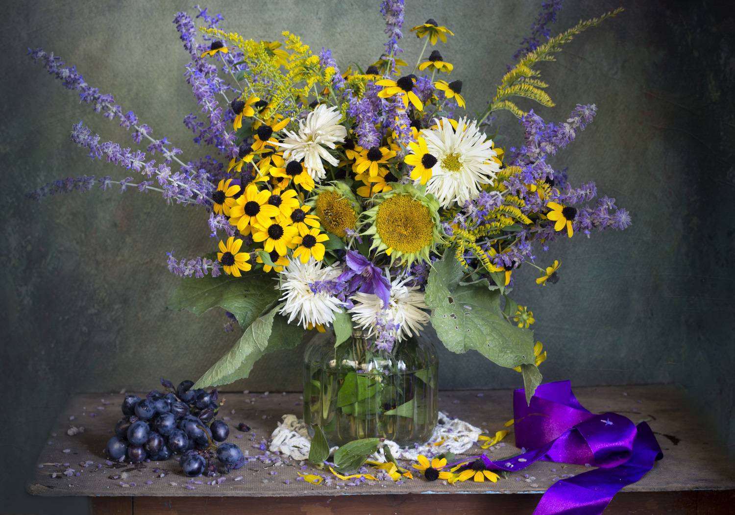 букет цветов, натюрморт, виноград. лента, осень, Зимина Лионелла