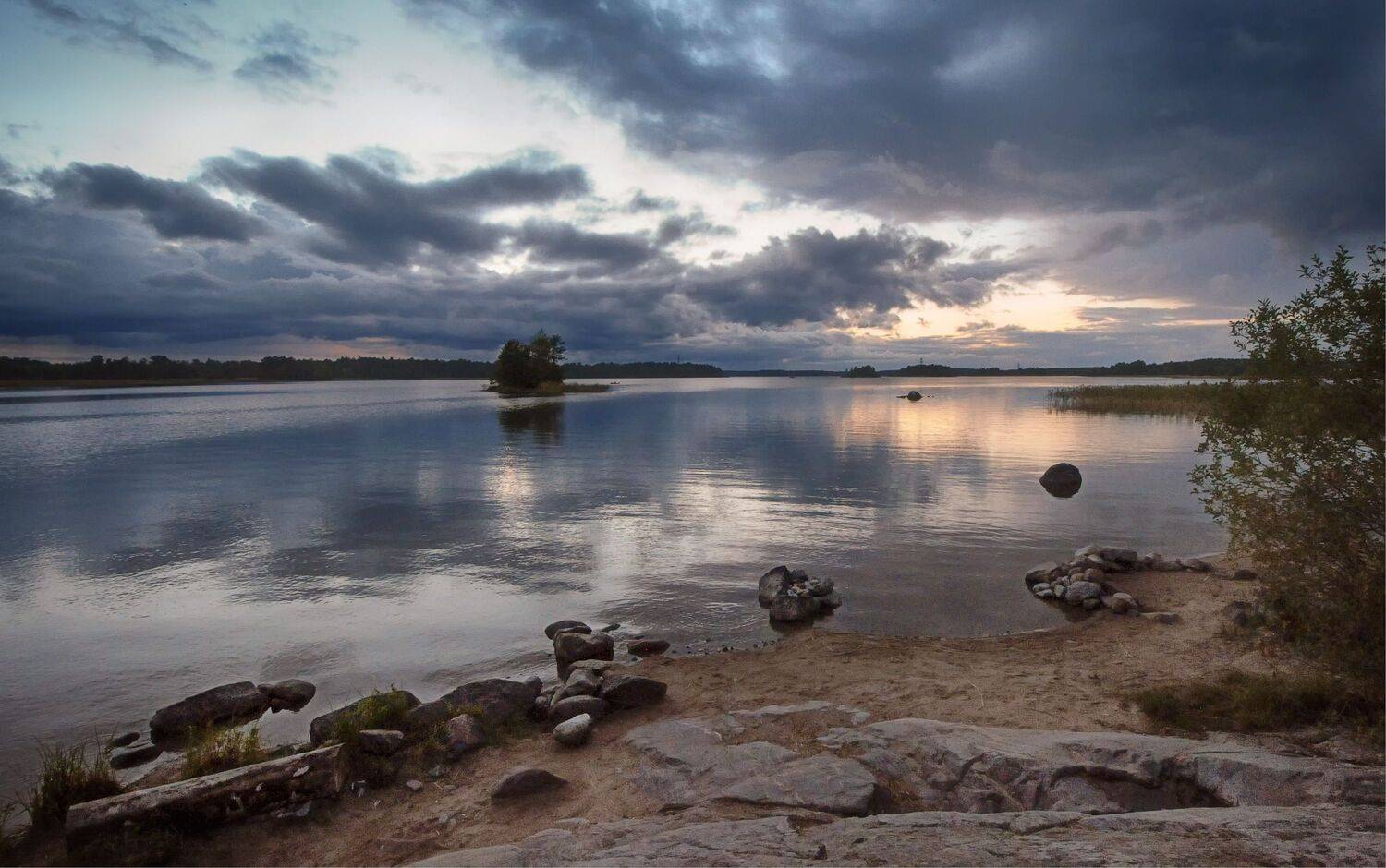 камни озеро деревья облака, Вера Петри