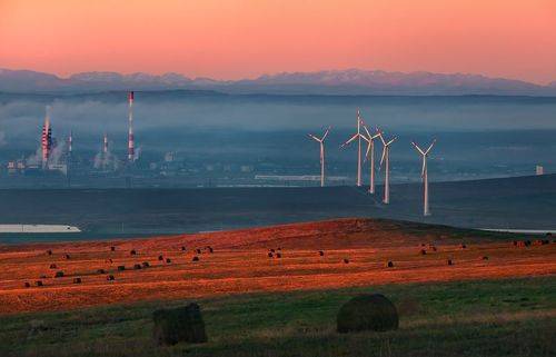 Осенний рассвет в ветропарке