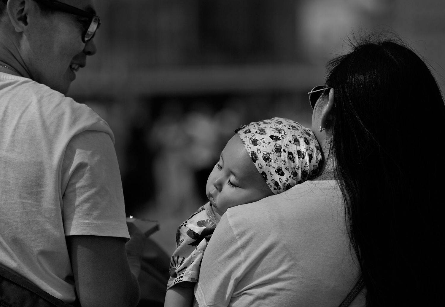 чб фото, лето, прохожие, ребенок, дети  и город, семья, уличный детский портрет, Vera Trandina