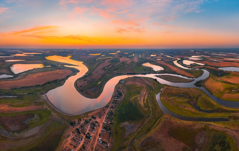 астраханская область, дельта волги, река, озеро, реки, култук, ерек, рассвет, заря, небо, аэросъёмка, полёт, остров, берег, село, яр-базар, солнце, пустыня, Озёрный край фото превью