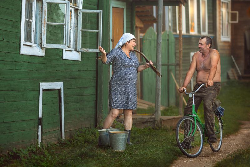 деревня мужчина женщина велосипед ведра деревенские зарисовки фото превью