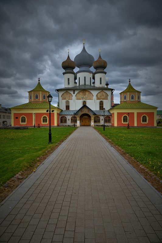 тихвин, монастырь, купола, тихвинский богородичный успенский мужской монастырь, Собор фото превью
