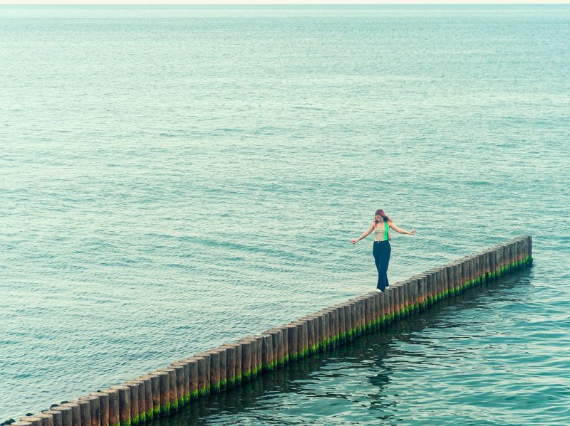 Девушка и волнорез. фото превью